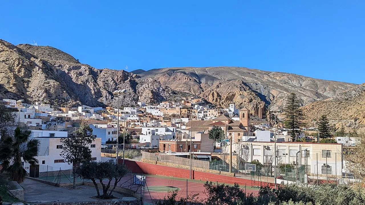 Panorámica del casco de Alboloduy encajado en la ladera del valle, con las huertas del Nacimiento y Sierra Nevada al fondo