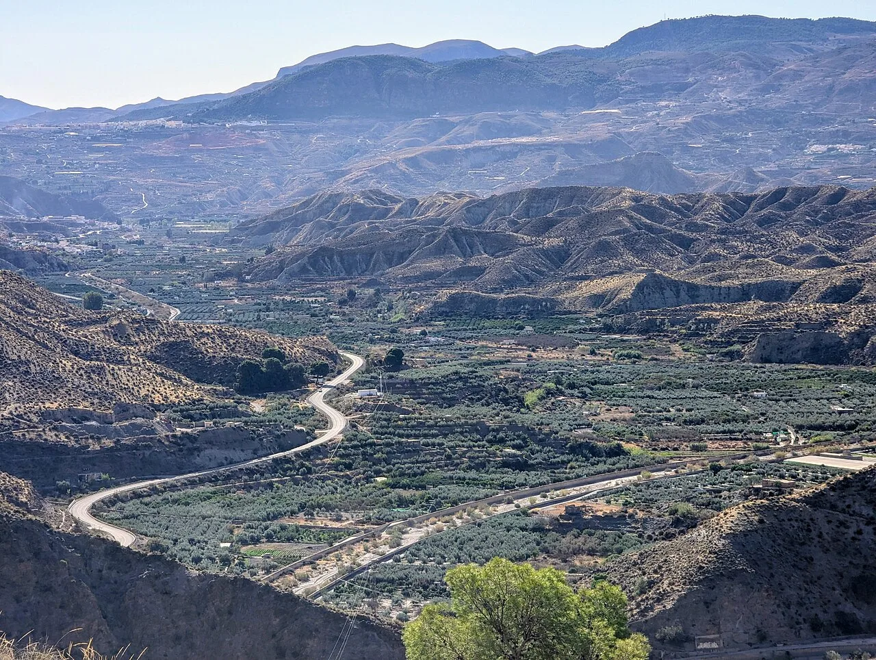 La vega del río Nacimiento a su paso por Alboloduy, entre huertas y bancales de frutales